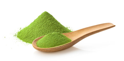 抹茶绿茶粉在木勺上放白