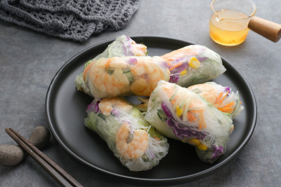 蔬菜春卷，鲜卷沙拉，由蔬菜和虾混合而成。
