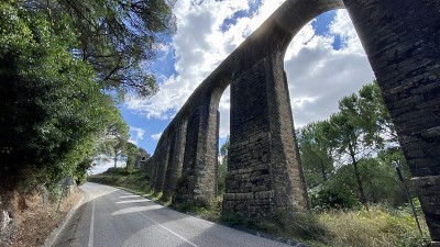 城堡渡槽中世纪葡萄牙遗产公园绿色植物户外树木古代历史历史建筑圣堂骑士城墙堡垒堡垒基督基督教骑士命令供