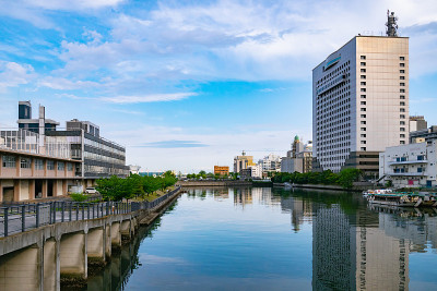 日本神奈川县横滨的城市景观。横滨是一个面向横滨港的地区。