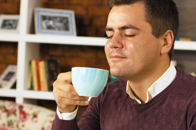 年轻人喝咖啡、茶或巧克力