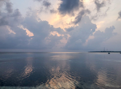 美丽的日落在海洋