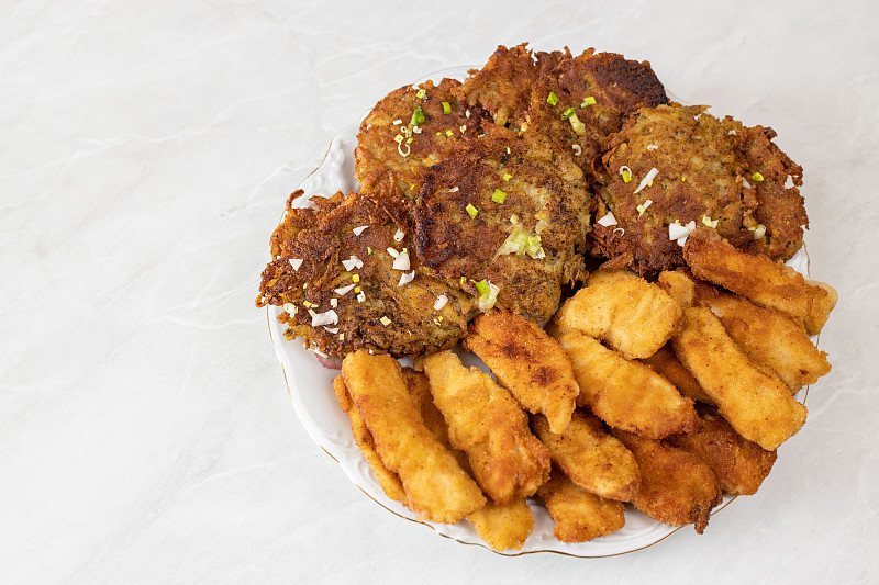 炸鸡鸡胸肉配马铃薯碎煎饼