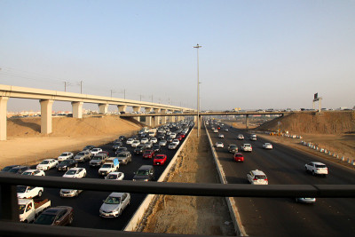 沙特阿拉伯吉达，日落时分的沙漠道路