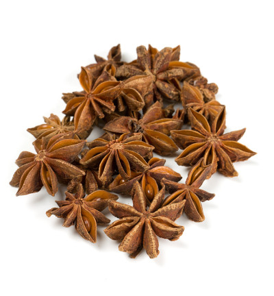 孤立在白色上的八角茴香