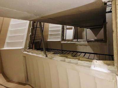 一栋建筑里有复古和现代的电梯竖井