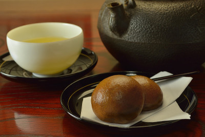 桌上的一杯日本茶和日本糖果