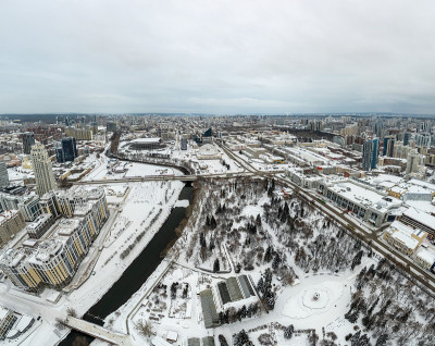 叶卡捷琳堡冬季阴天的空中全景图。叶卡捷琳堡是俄罗斯第四大城市，位于欧亚大陆，与欧洲和亚洲接壤。