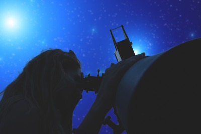 用望远镜看星星