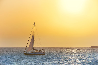 扬帆迎着海面的夕阳