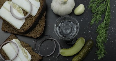 用小酒杯喝伏特加。表面与零食。视图从上