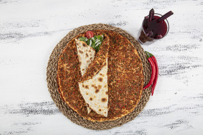 Lahmacun是土耳其的国菜。Lahmacun通常用蔬菜包裹，包括泡菜、番茄、辣椒、洋葱、生菜和烤