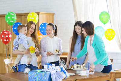 孕妇和朋友参加婴儿送礼会