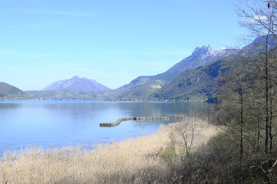 法国的安纳西湖和福尔克拉兹山