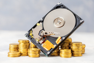 贾cryptocurrency。成堆的硬币和硬盘