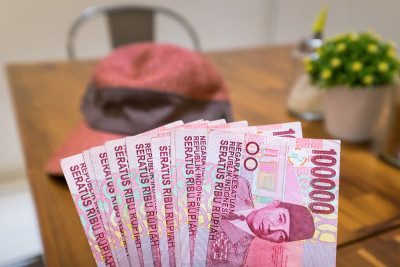 10万印尼盾钞票在咖啡店，印度尼西亚