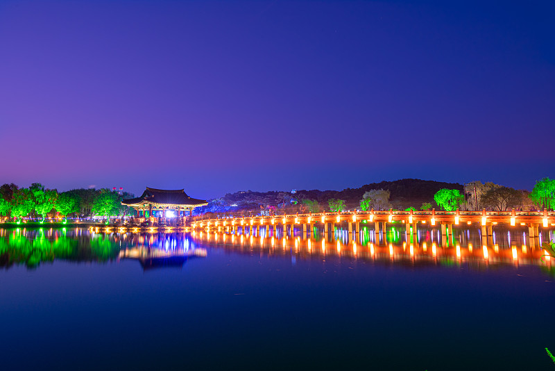 韩国布约市的Gungnamji池塘，韩国135历史遗址，韩国第一个人工池塘，由百济王朝的穆王创造