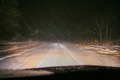 白雪覆盖的夜路上