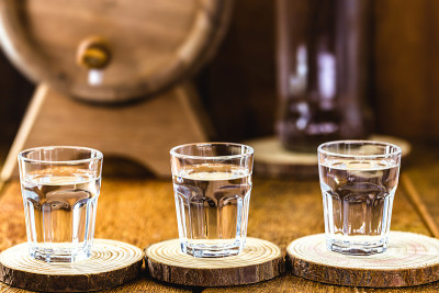 高质量的蒸馏酒精。巴西银cachaça，称为pinga，伏特加，白朗姆酒，利口酒，纯饮料，Poití