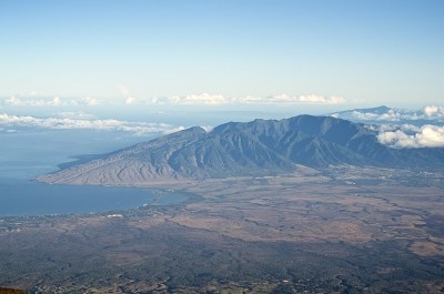 从哈雷阿卡拉火山山顶俯瞰毛伊岛