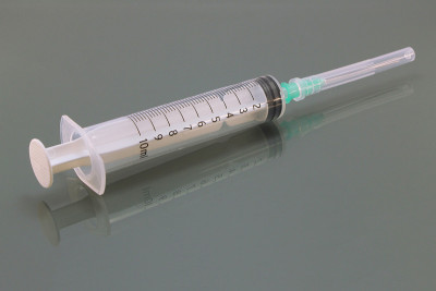 隔离针罩的注射器。