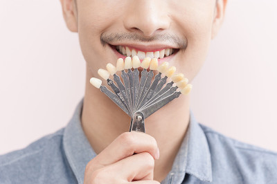 亚洲男性在牙科诊所微笑