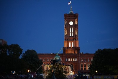 柏林亚历山大广场上的海王星喷泉(Neptunbrunnen)和红色市政厅(Rotes Rathaus