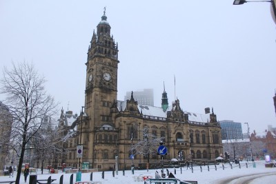雪覆盖了谢菲尔德市中心和市政厅