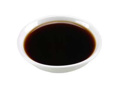 酱油在白色碗孤立的背景