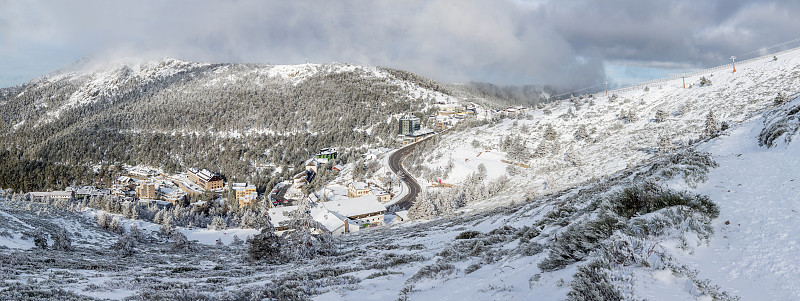 马德里的纳瓦克拉达滑雪胜地，被雪覆盖