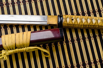 竹席上的日本武士刀