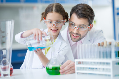 师生科学家戴着防护眼镜在实验室做实验