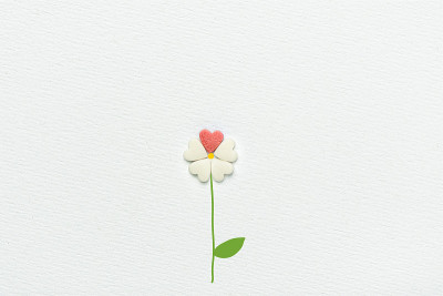 花糖糖果撒心手绘茎和叶在白色水彩纸背景。创意混合媒体形象。情人节复活节母亲节贺卡。本空间