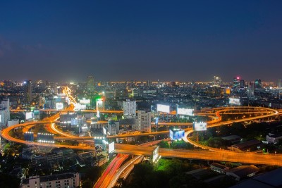 高速公路在夜晚与汽车灯