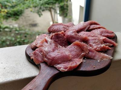 在木砧板上切的生猪肉