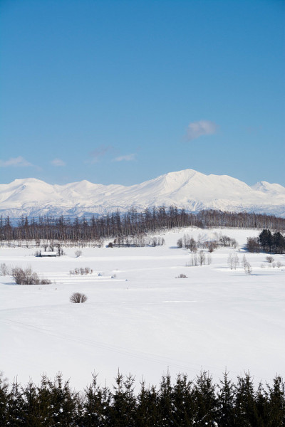 雪野和冬天的山峰