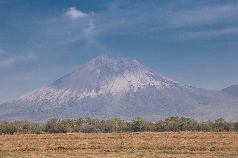 特利卡火山作为蓝天的背景，