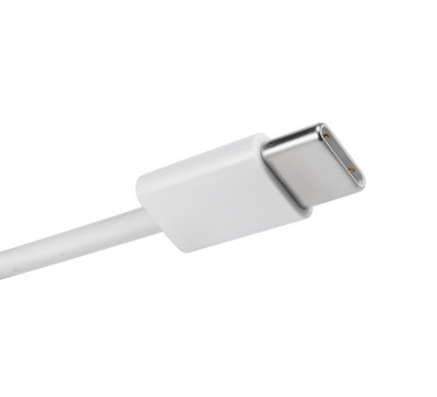 USB -c型电缆隔离在白色的特写