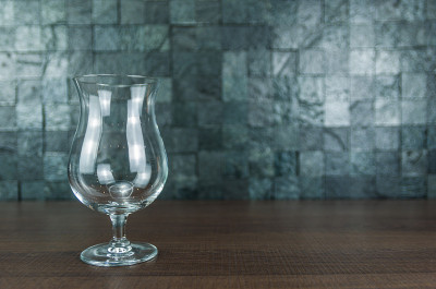 空的时尚啤酒杯