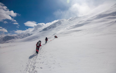 雪山风景优美。帕米尔山系统。爬山的人。
