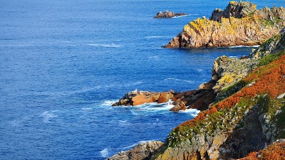 法国布列塔尼的拉兹角有岩石的海岸线;