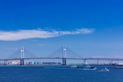 蓝天下的横滨海湾大桥
