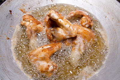 用热油煎鸡