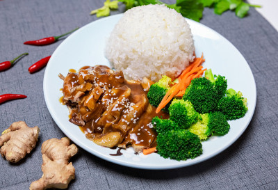 中国菜。红烧的鸡。鸡柳和绿西兰花。大米。美味的食物