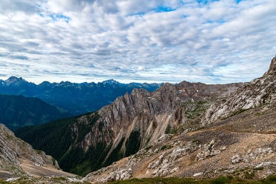 在Dolomites的Latemar山脉群的Forcella Grande del Latemar的