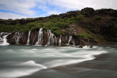 Hraunfossar瀑布(冰岛西部)Hraunfossar瀑布的水流入冰岛Hvita河