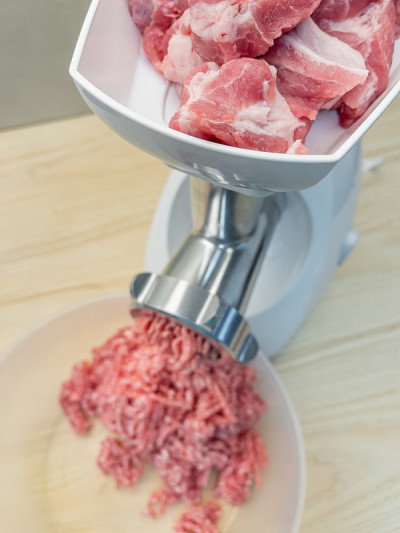 绞肉机用来磨猪肉