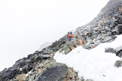 登山旅游者徒步登山路线暴风雪下雪的天气