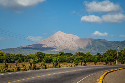 从尼加拉瓜看特利卡火山，有公路和蓝天