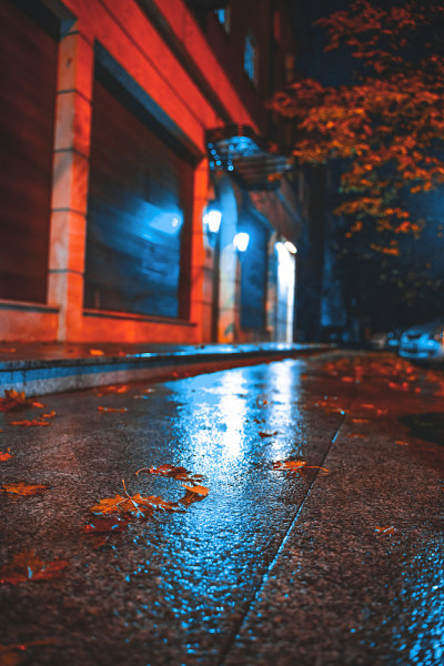 雨夜潮湿的人行道
